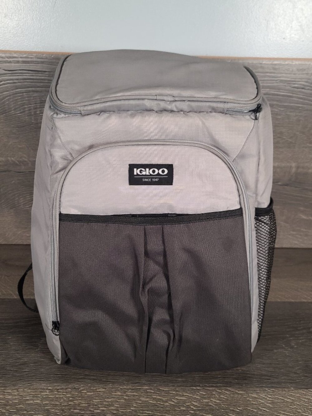 Igloo Backpack Cooler 28 Can Gray Black Top Grip Insulated